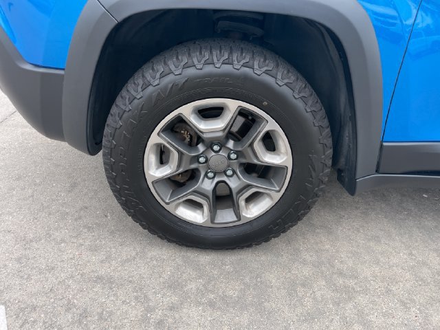 Used 2019 Jeep Cherokee Trailhawk w/ Cold Weather Group AWD/4WD image 29