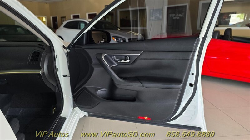 Used 2015 Nissan Altima 2.5 SV w/ Convenience Package FWD image 12