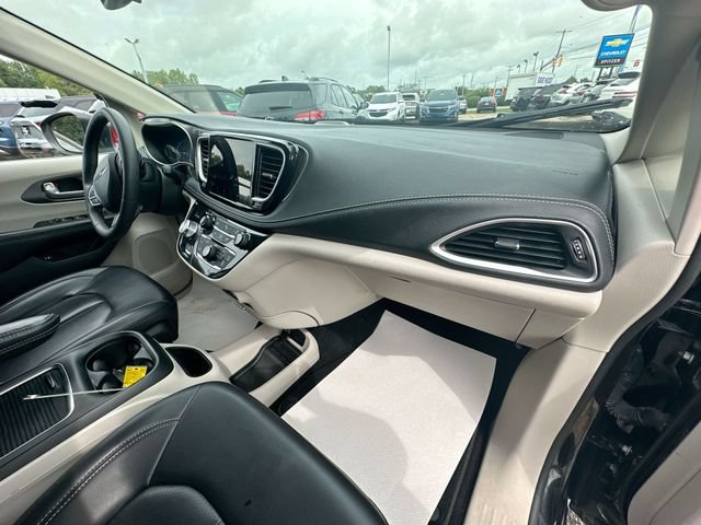 Used 2023 Chrysler Pacifica Touring-L FWD image 32