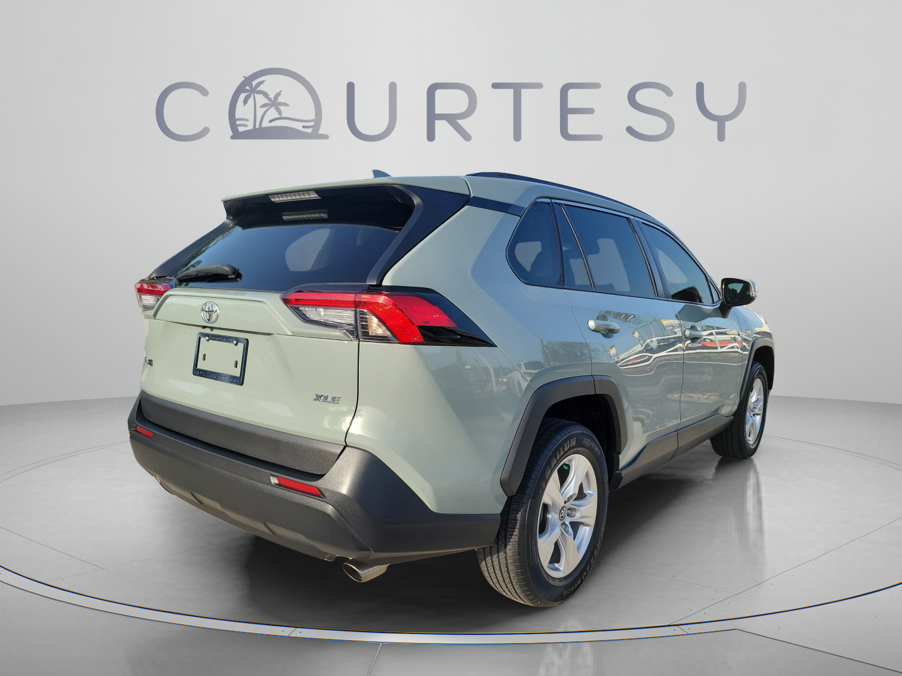 Used 2020 Toyota RAV4 XLE w/ Convenience Package FWD image 3
