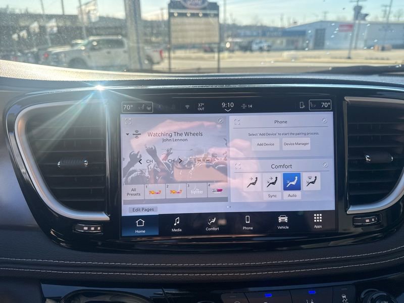 Used 2026 Chrysler Pacifica Select image 15