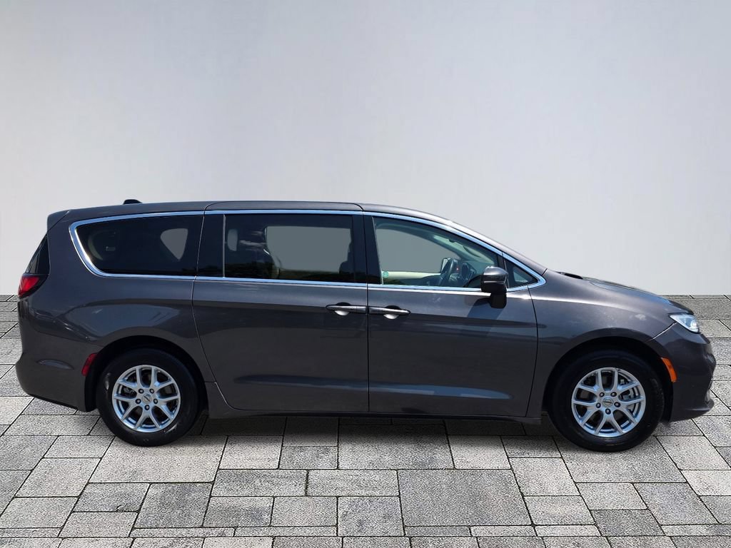 Used 2023 Chrysler Pacifica Touring-L FWD image 8