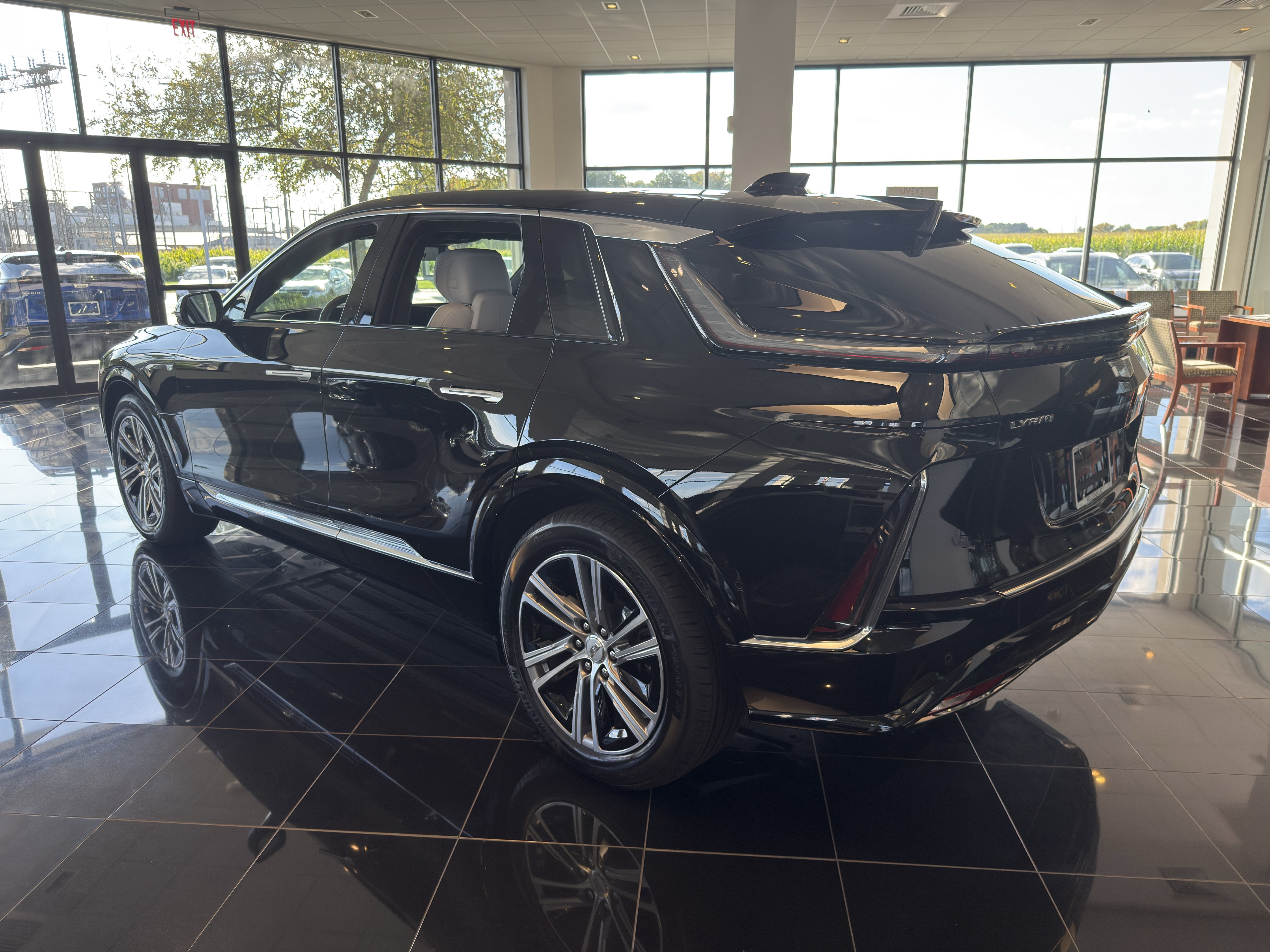 Used 2025 Cadillac Lyriq Luxury AWD/4WD image 5