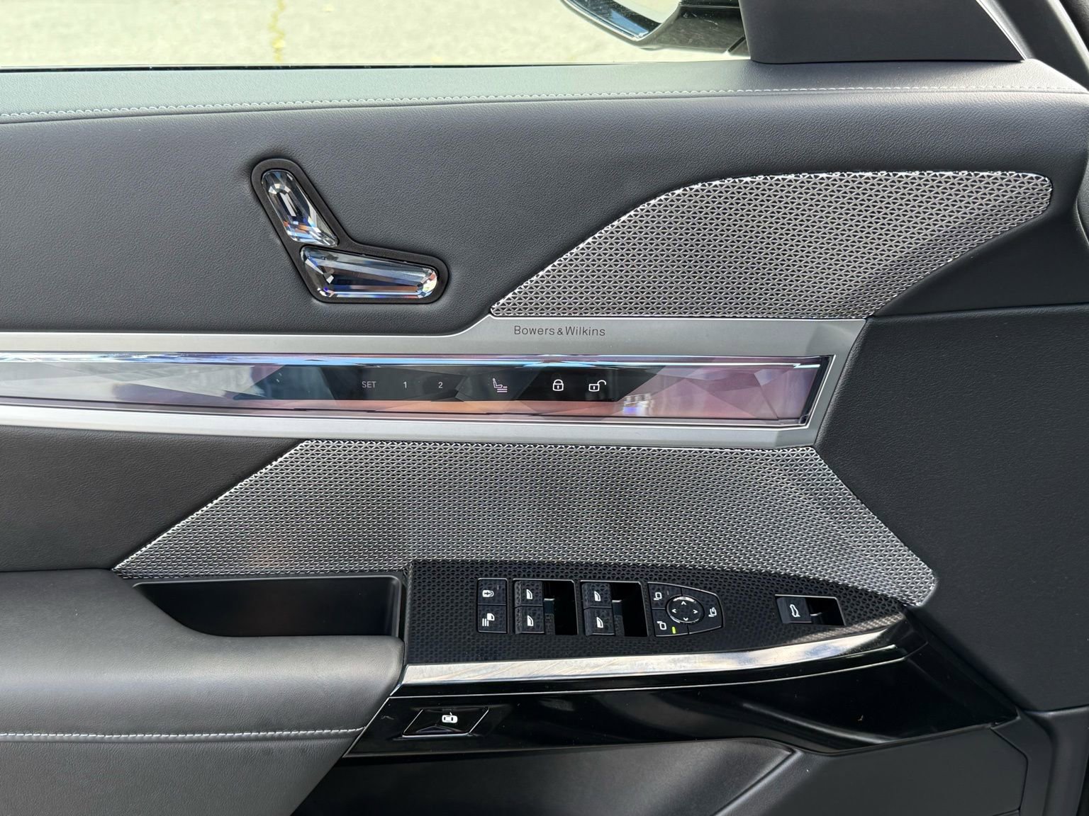 Used 2025 BMW 760i xDrive w/ Premium Package image 22