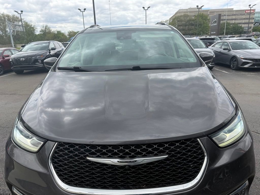 Used 2021 Chrysler Pacifica Touring-L FWD image 2