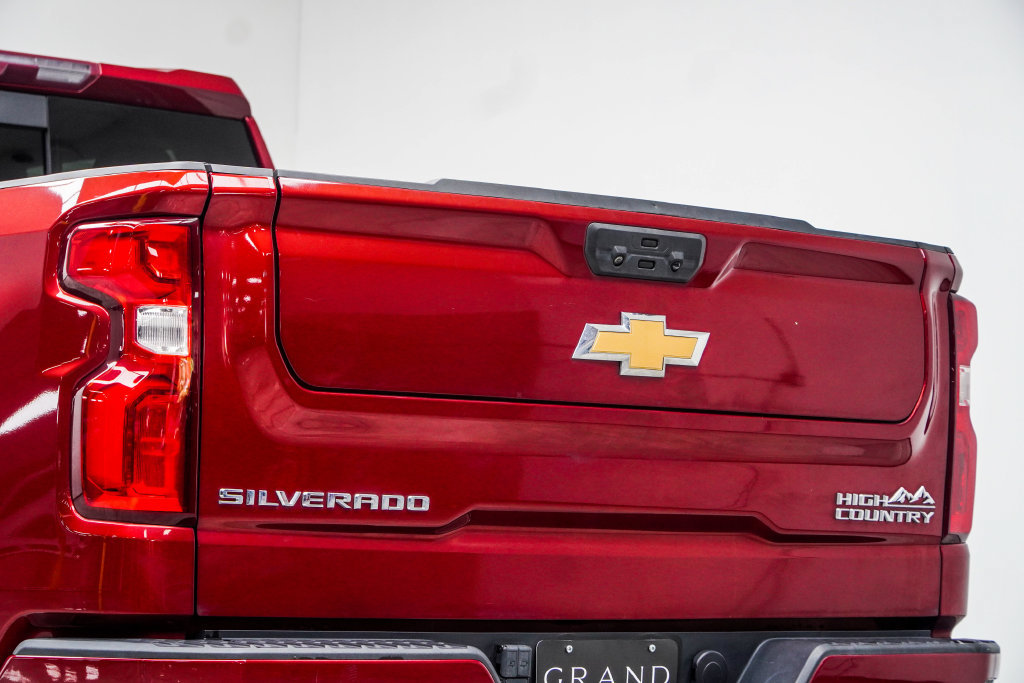 Used 2023 Chevrolet Silverado 1500 High Country w/ Technology Package AWD/4WD image 17