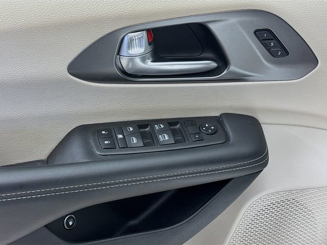 Used 2024 Chrysler Pacifica Select image 19
