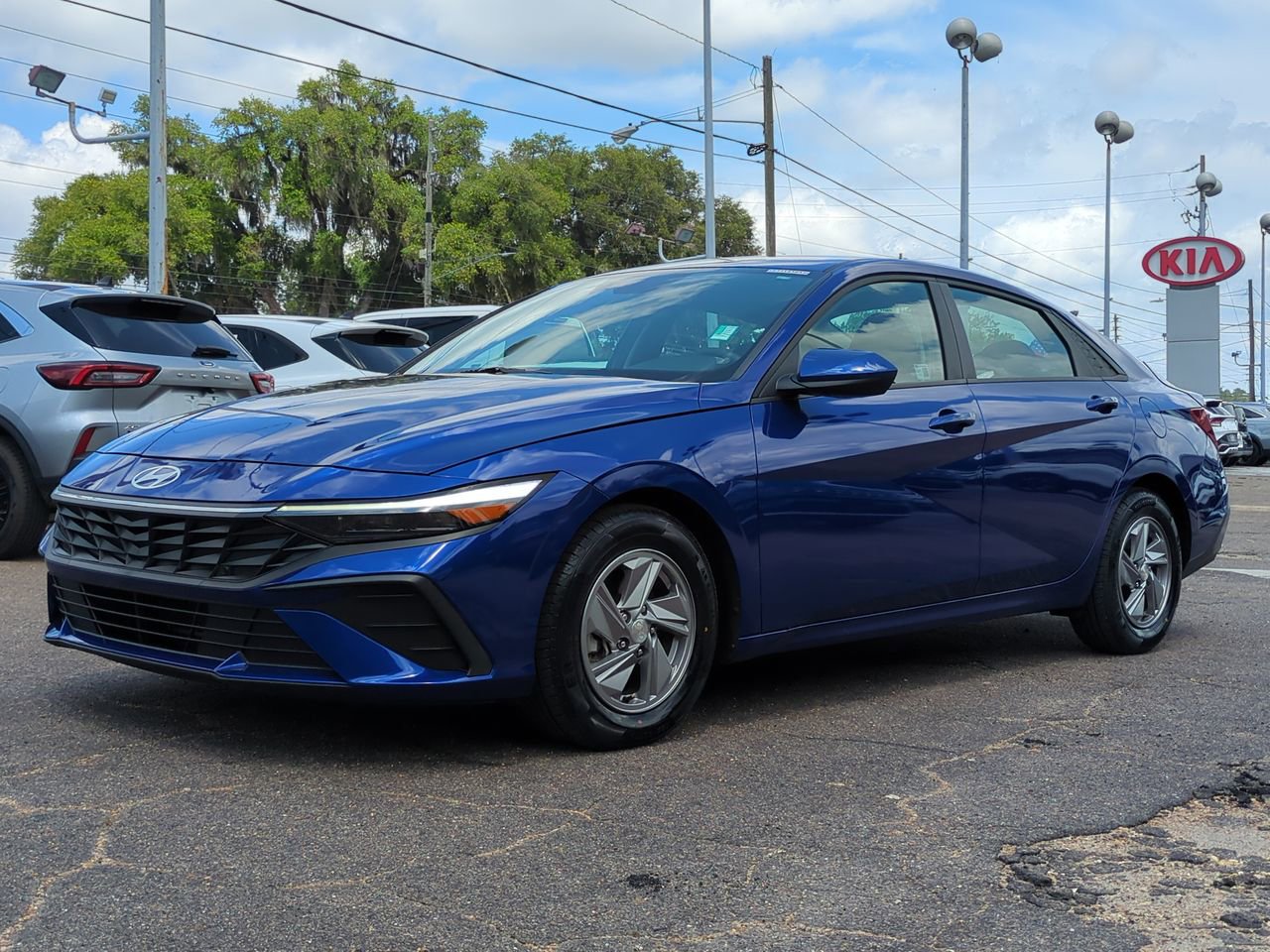 Used 2025 Hyundai Elantra SE w/ Cargo Package FWD image 2