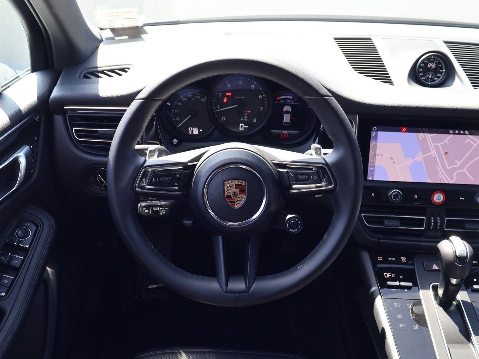 Certified 2026 Porsche Macan AWD/4WD image 15