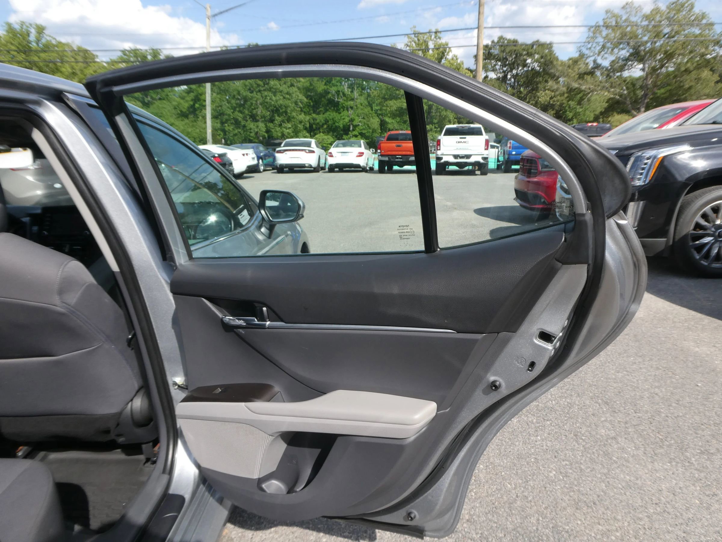 Used 2022 Toyota Camry LE FWD image 25