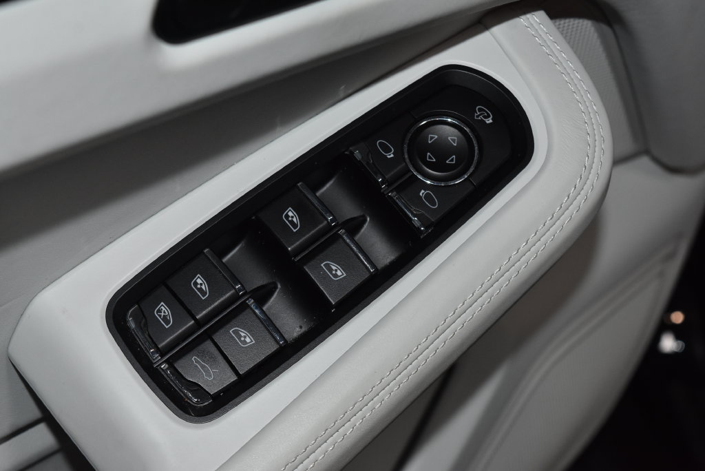 Used 2023 Porsche Macan AWD/4WD image 7