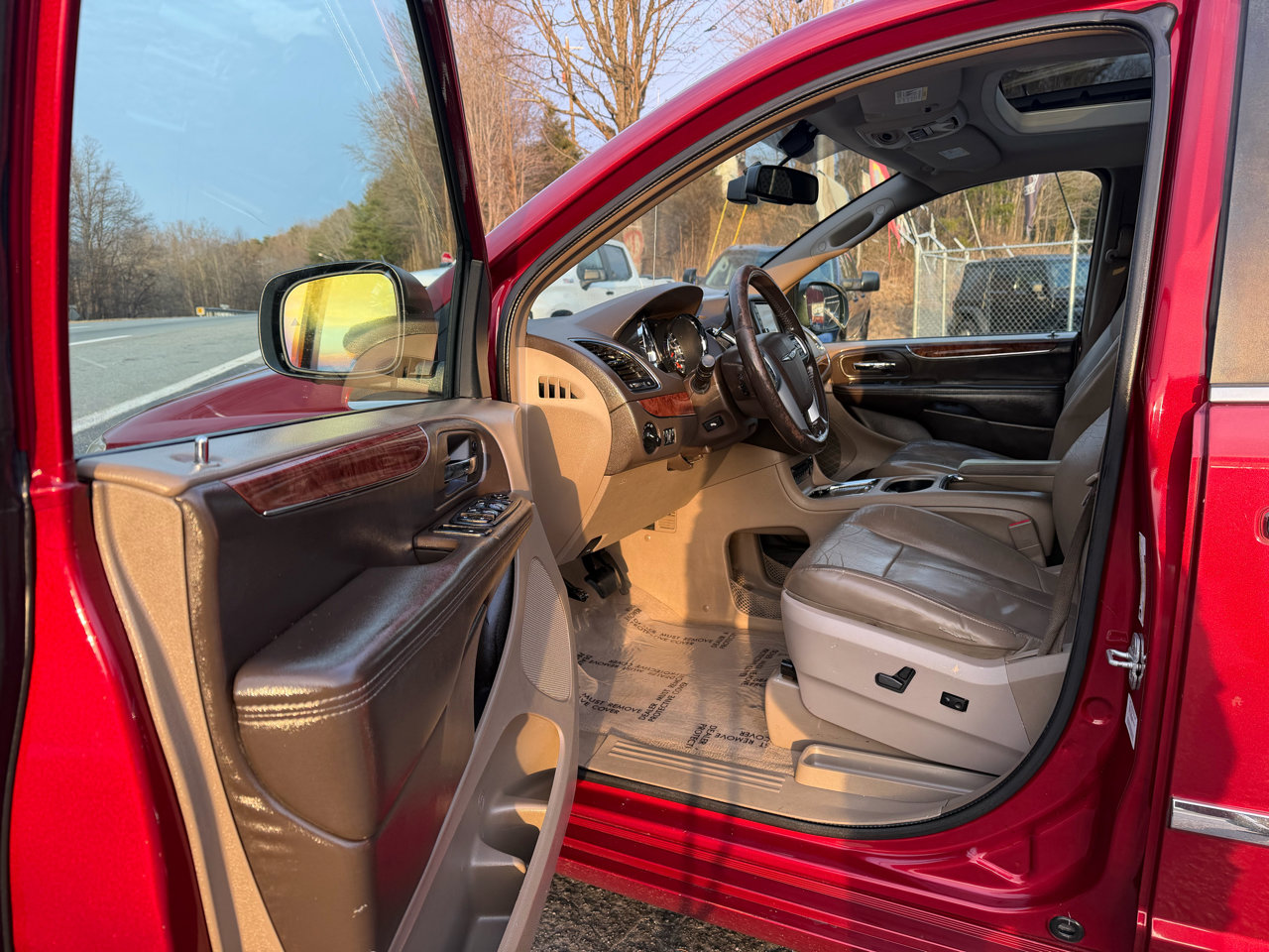 Used 2011 Chrysler Town & Country Limited image 9