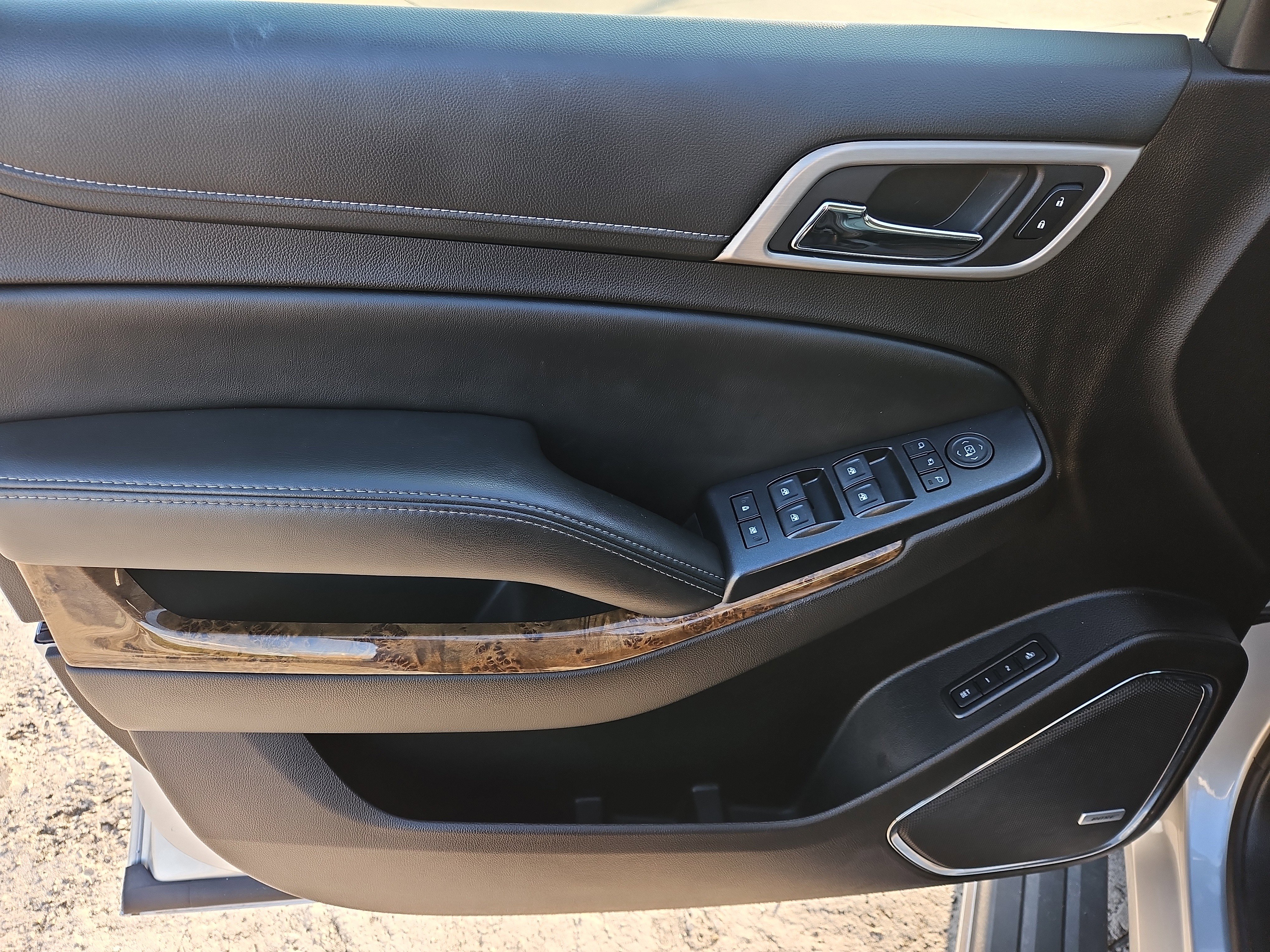 Used 2015 GMC Yukon Denali w/ Premium Package image 16