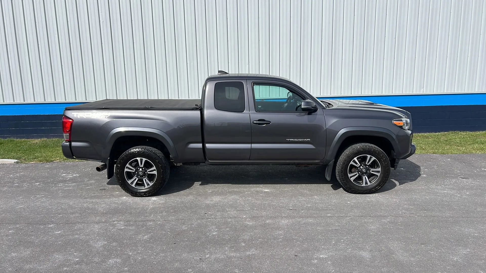 Used 2017 Toyota Tacoma TRD Sport w/ Tow Package (A/T) image 4