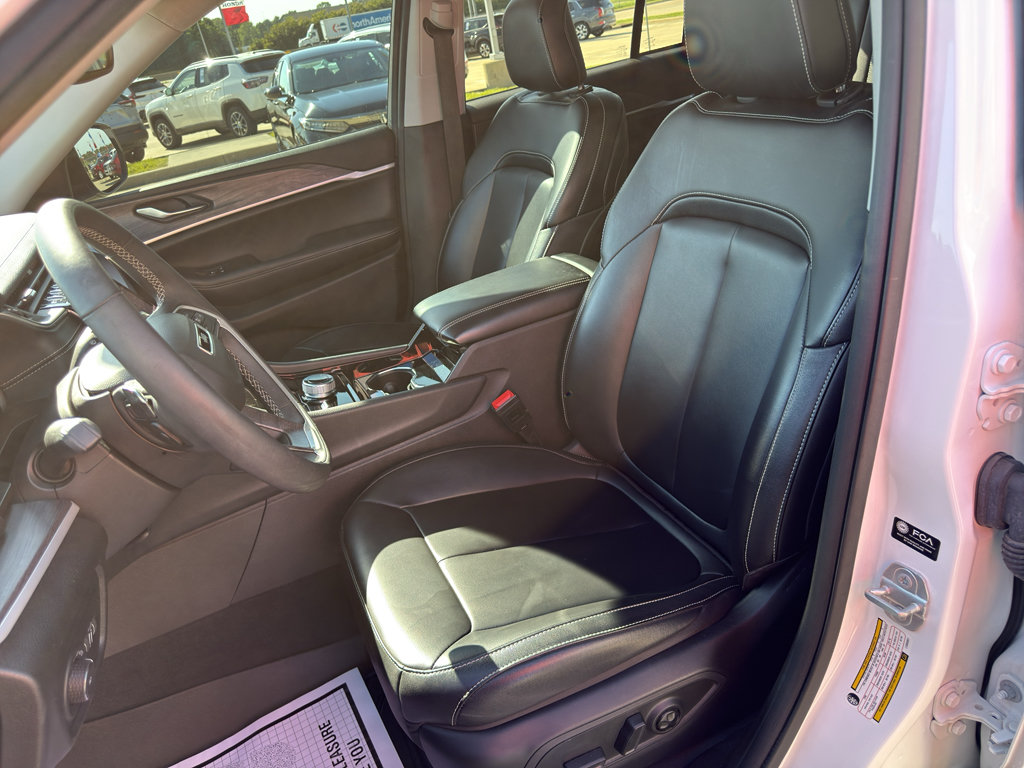 Used 2023 Jeep Grand Cherokee Limited w/ Black Appearance Package AWD/4WD image 10