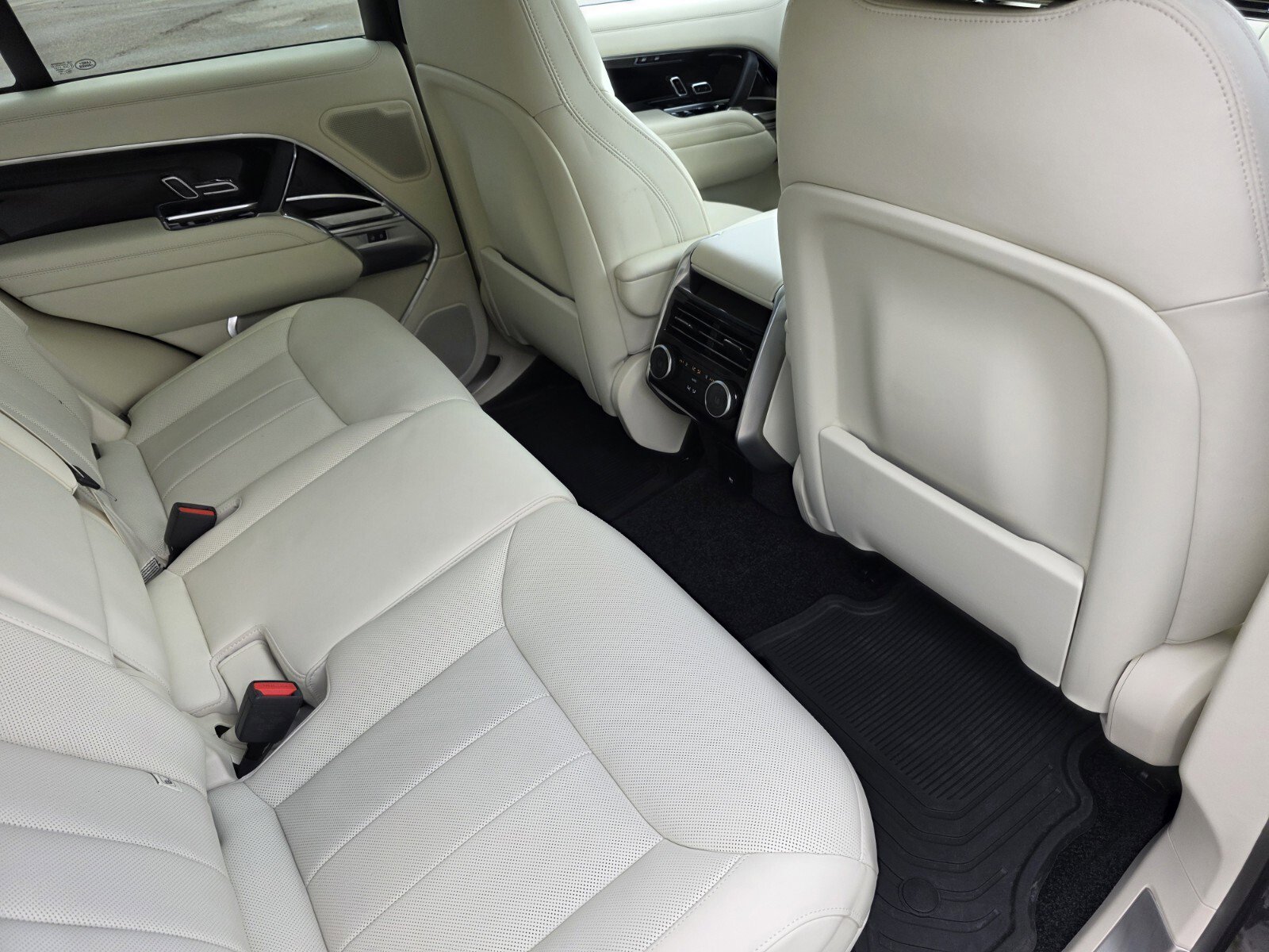 Certified 2025 Land Rover Range Rover SE image 23