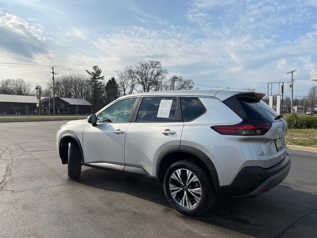 Used 2022 Nissan Rogue SV image 3