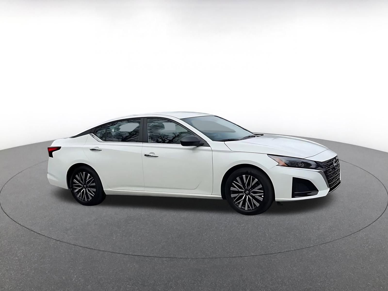 Used 2025 Nissan Altima 2.5 SV image 2