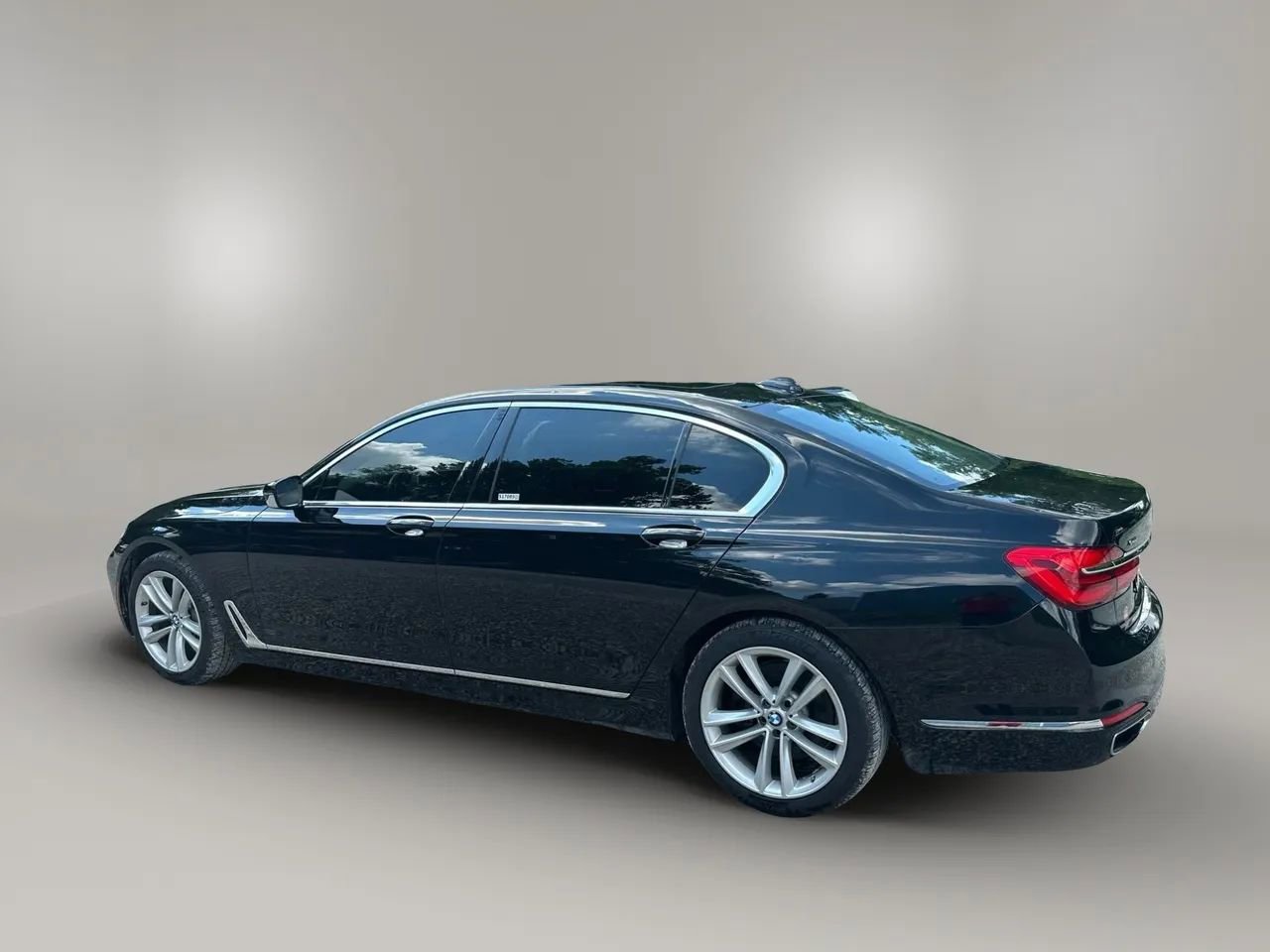 Used 2018 BMW 750i xDrive image 3