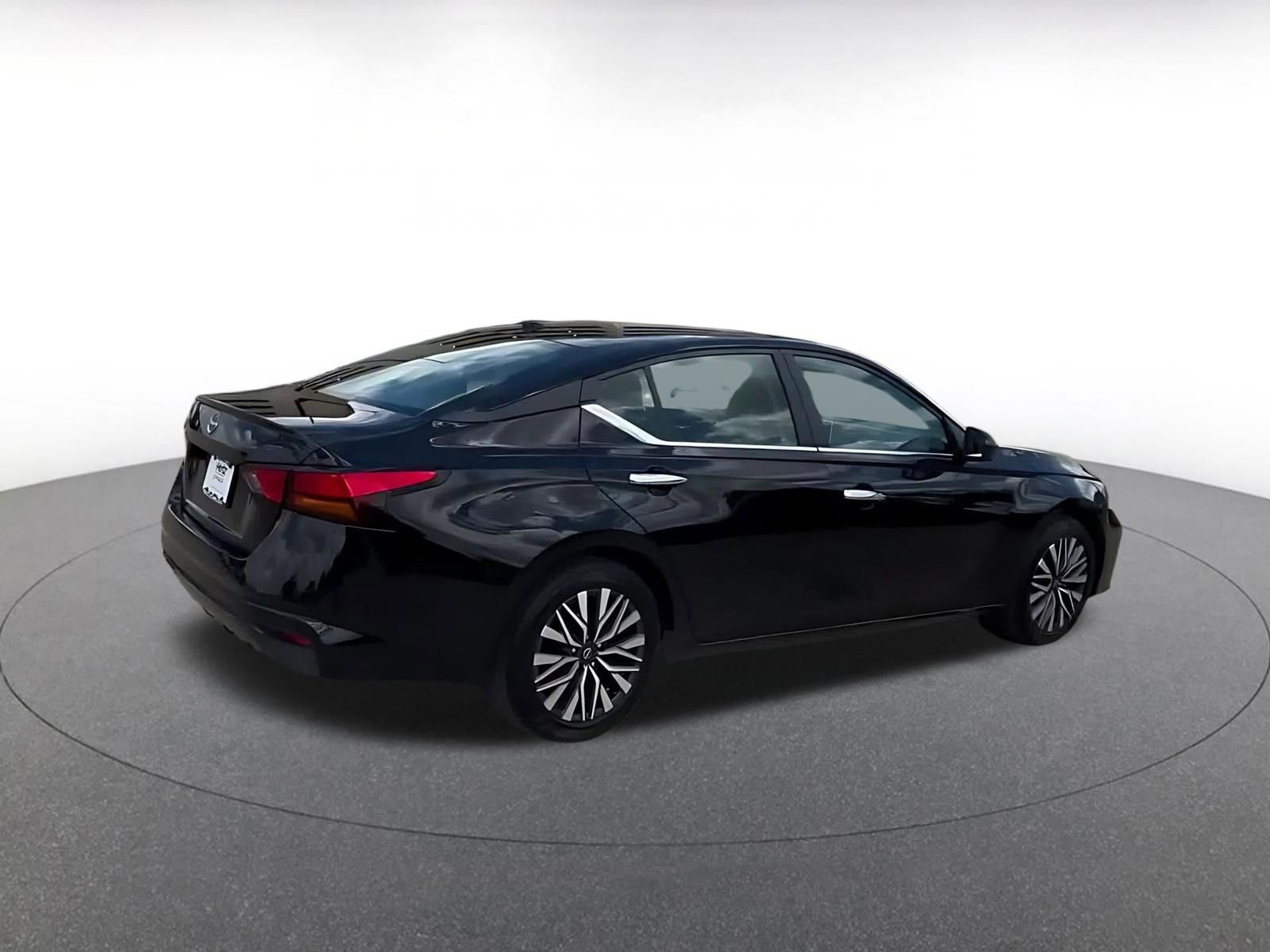 Used 2025 Nissan Altima 2.5 SV image 12