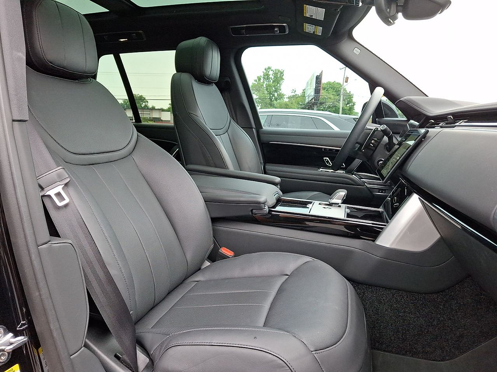 Certified 2025 Land Rover Range Rover SE AWD/4WD image 28