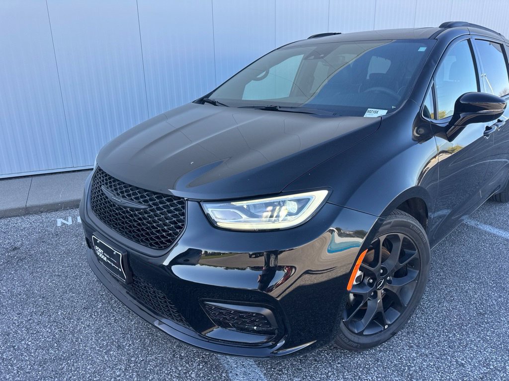 Used 2025 Chrysler Pacifica Limited FWD image 2