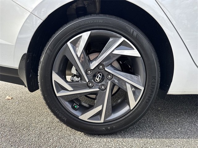 Certified 2025 Hyundai Elantra SEL image 17
