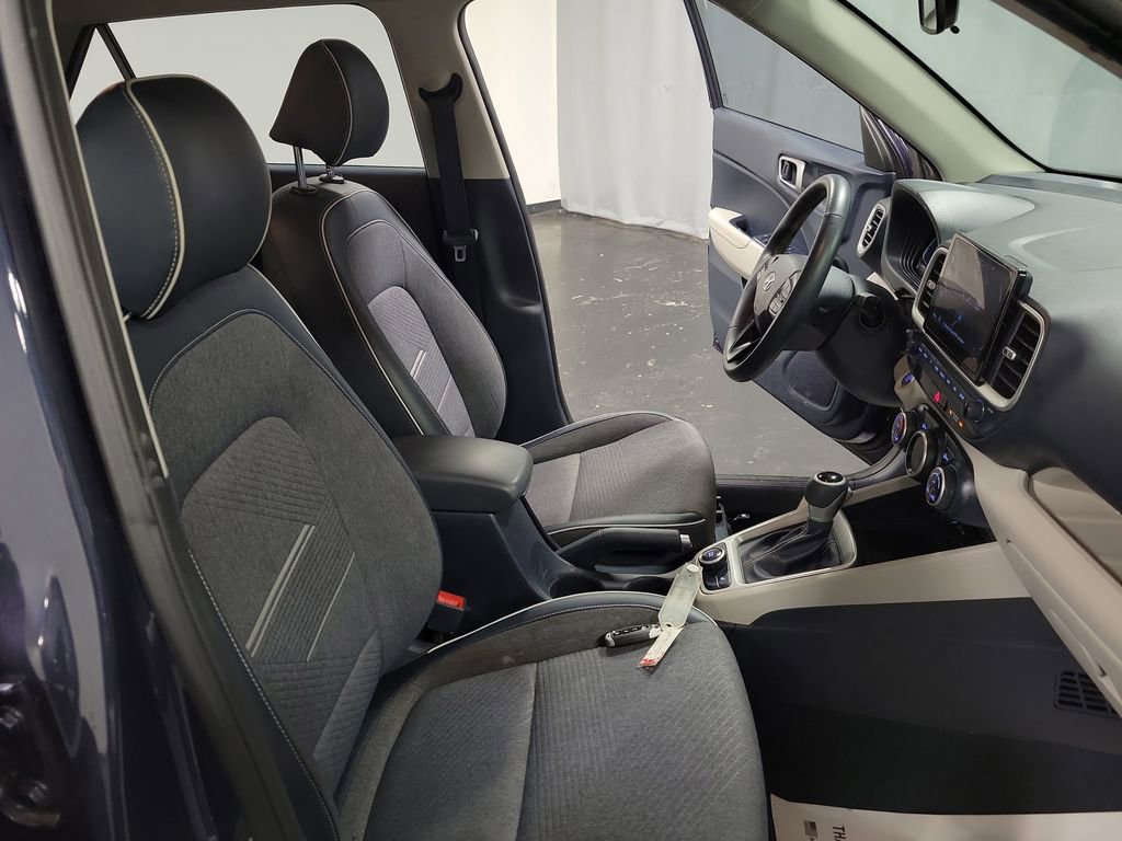 Used 2023 Hyundai Venue Limited image 23