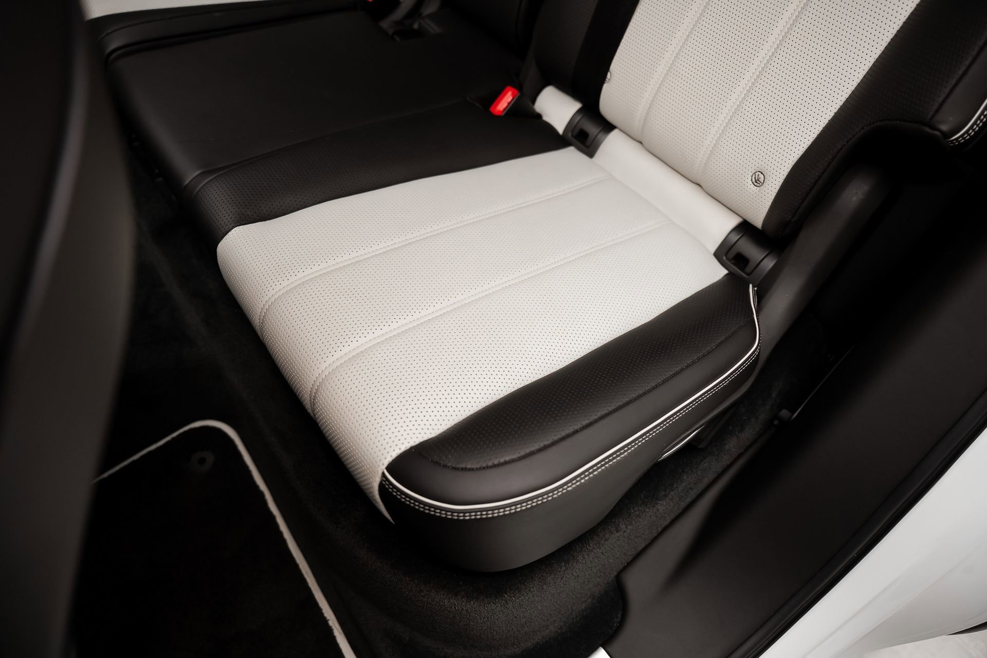 Used 2021 Bentley Bentayga Plug-In Hybrid image 66