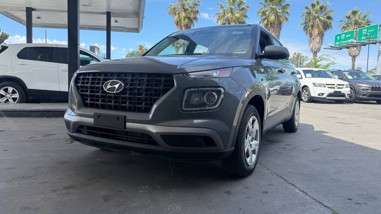 Used 2020 Hyundai Venue SE FWD image 2
