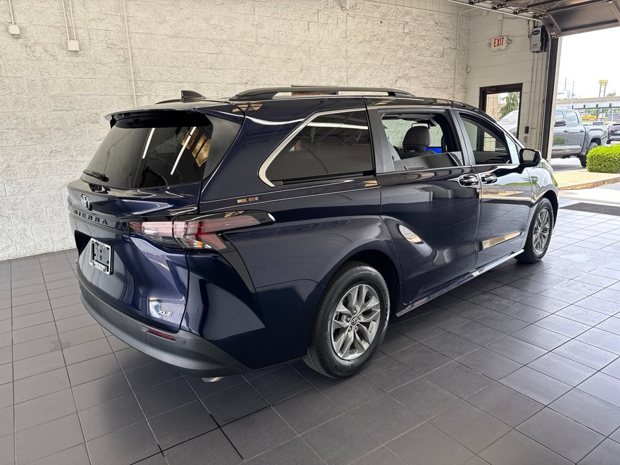 Used 2026 Toyota Sienna XLE FWD image 8