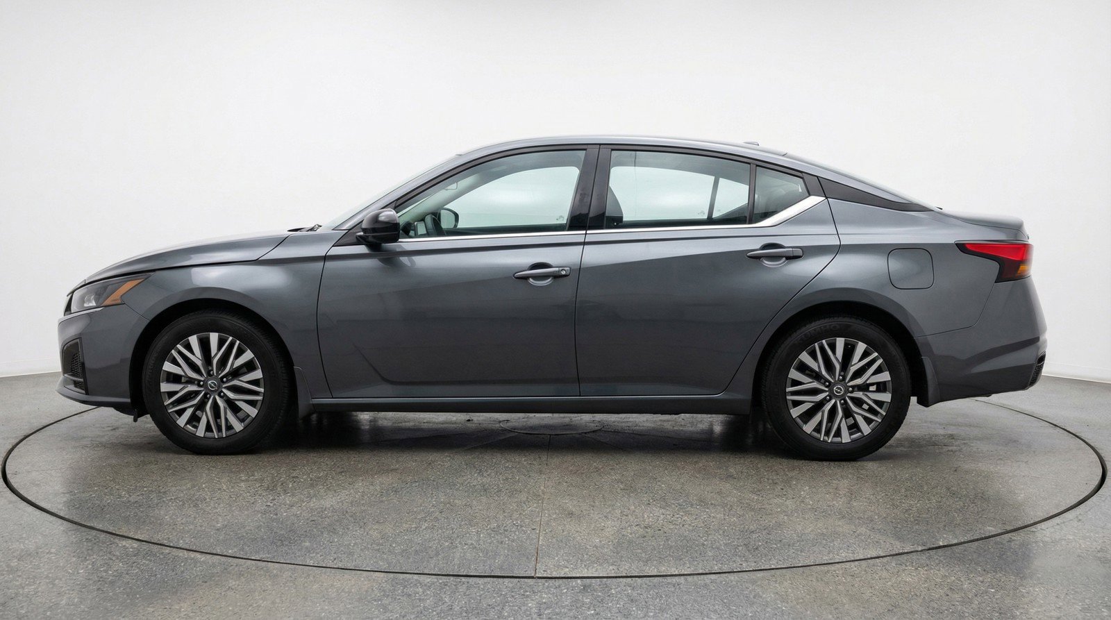 Used 2025 Nissan Altima 2.5 SV FWD image 5