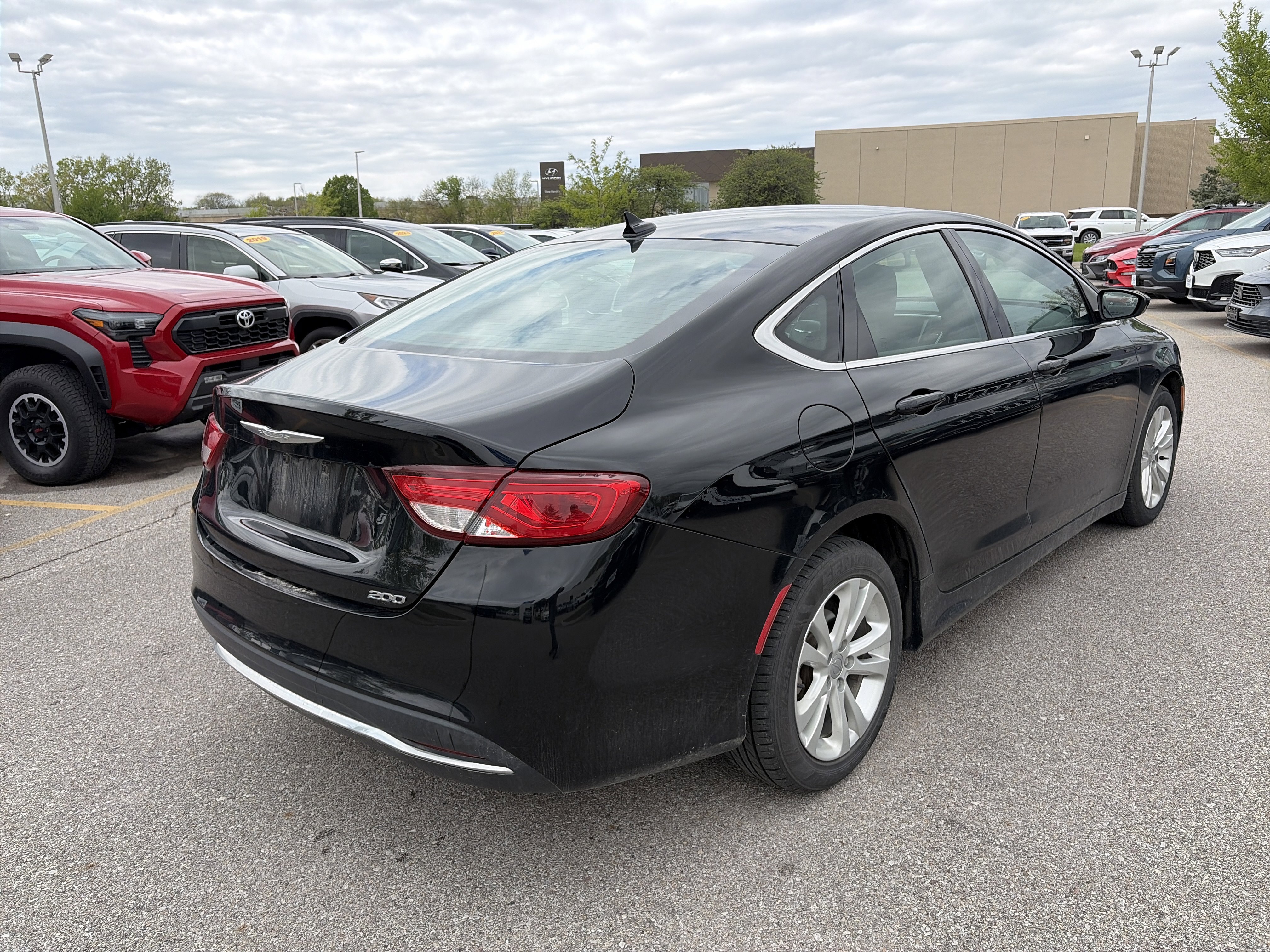 Used 2015 Chrysler 200 Limited w/ Convenience Group FWD image 4