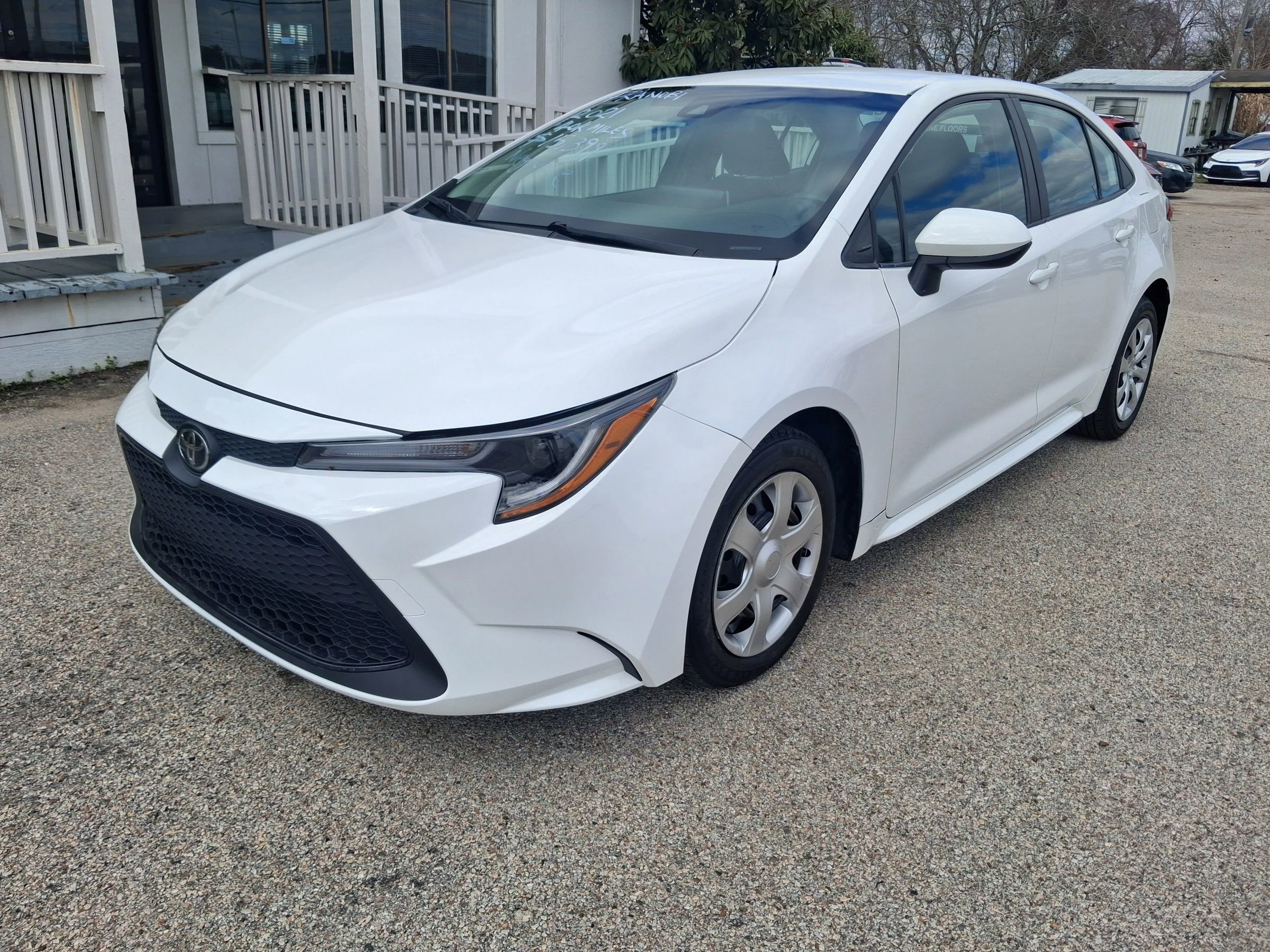 Used 2021 Toyota Corolla LE FWD image 2