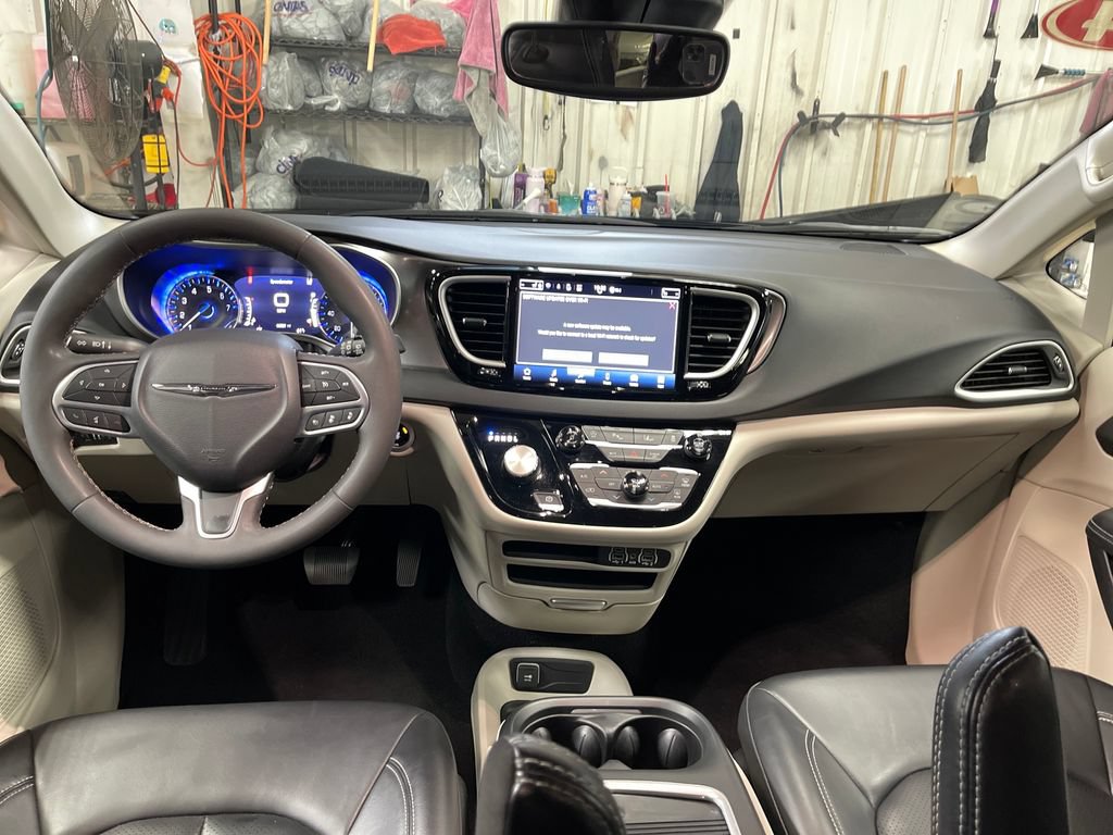 Used 2024 Chrysler Pacifica Touring-L FWD image 18