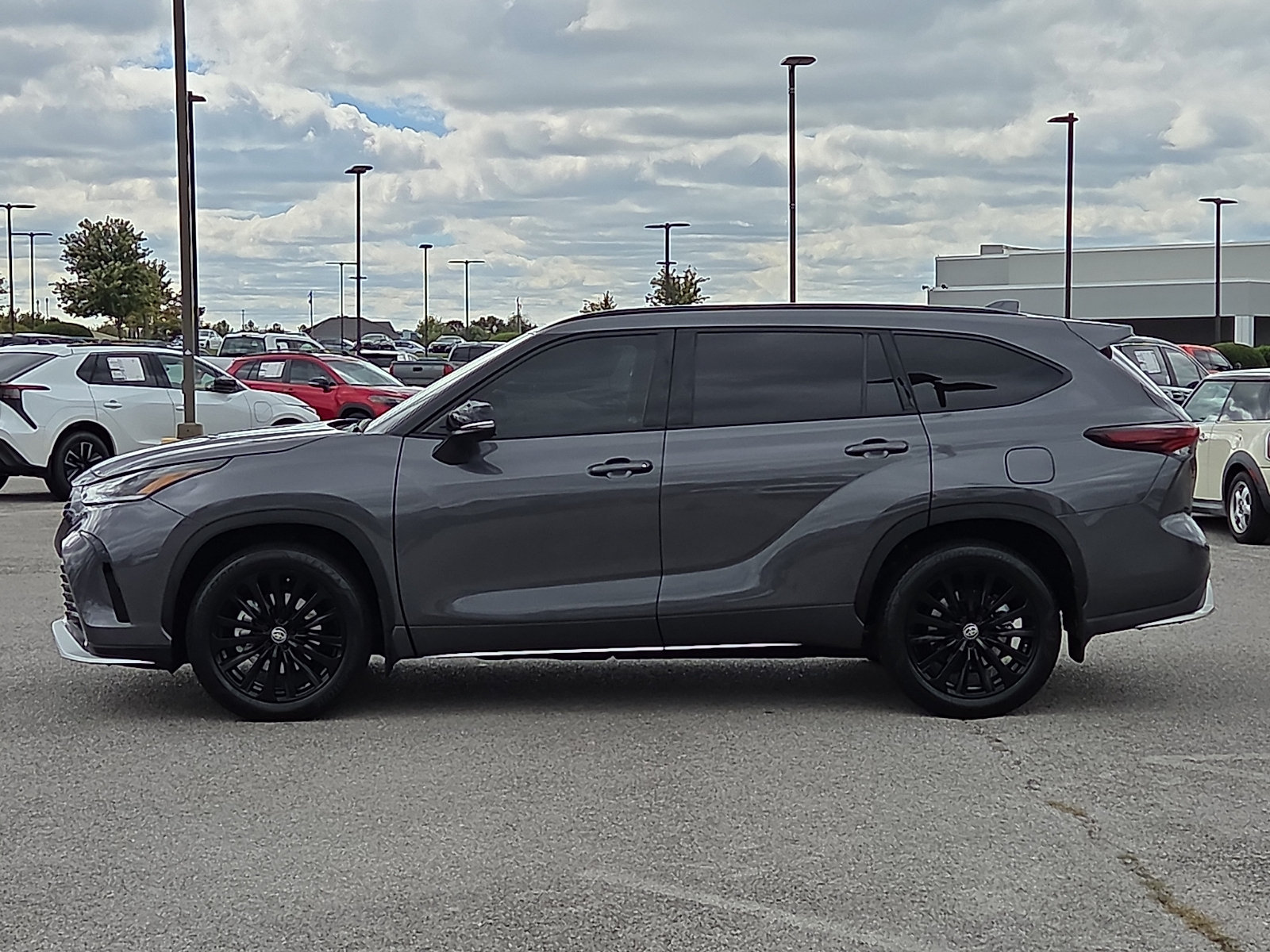 Used 2025 Toyota Highlander XSE AWD/4WD image 3