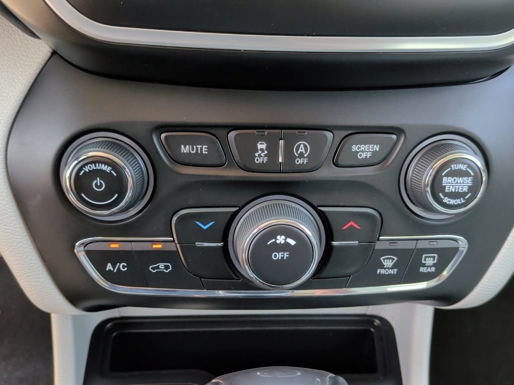 Used 2020 Jeep Cherokee Latitude Plus FWD image 26