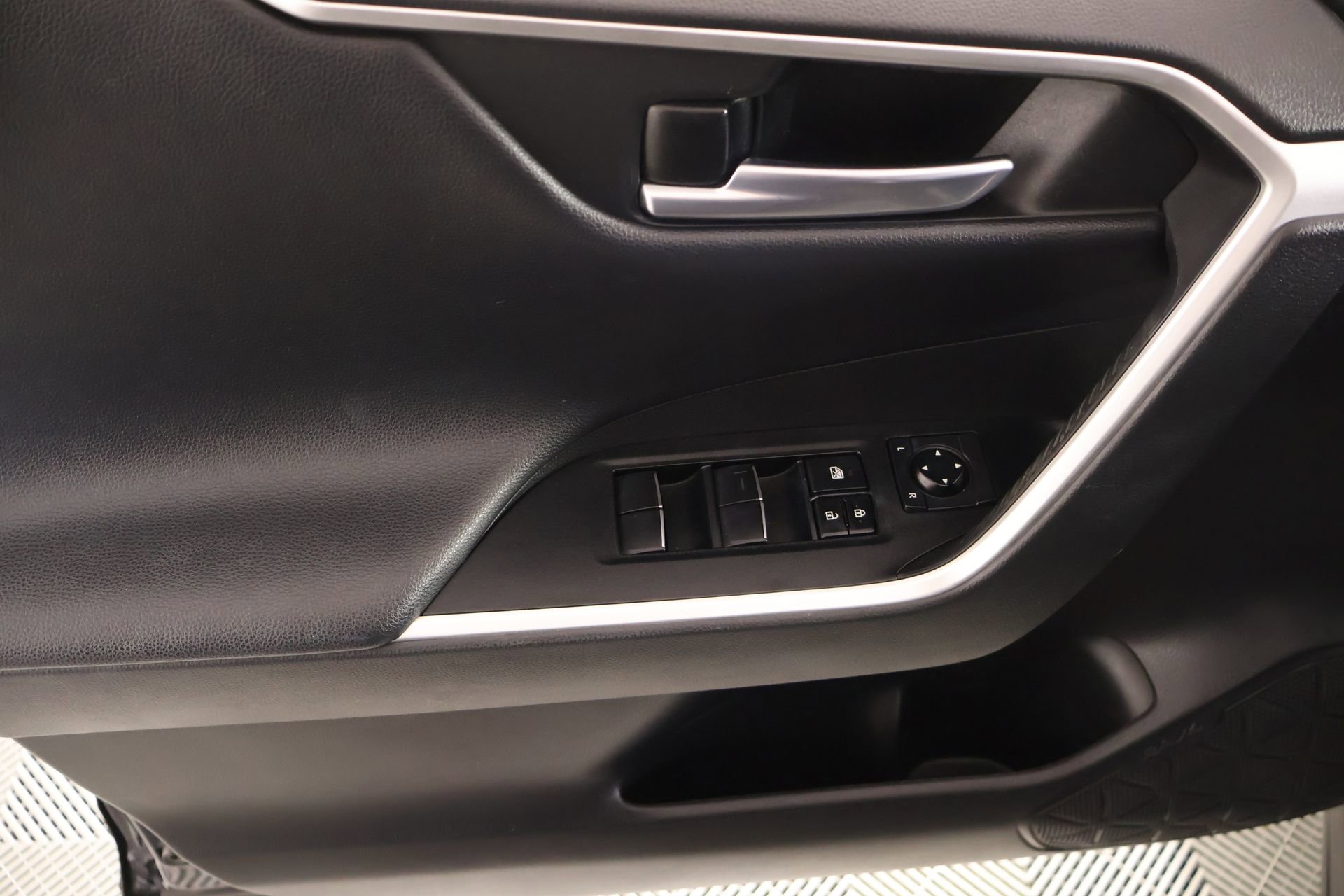 Used 2020 Toyota RAV4 XSE image 16