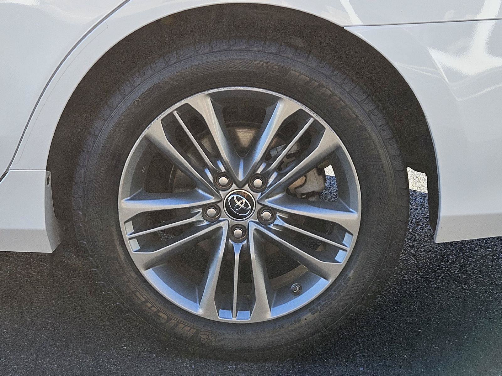 Used 2016 Toyota Camry SE w/ Moonroof Package FWD image 25