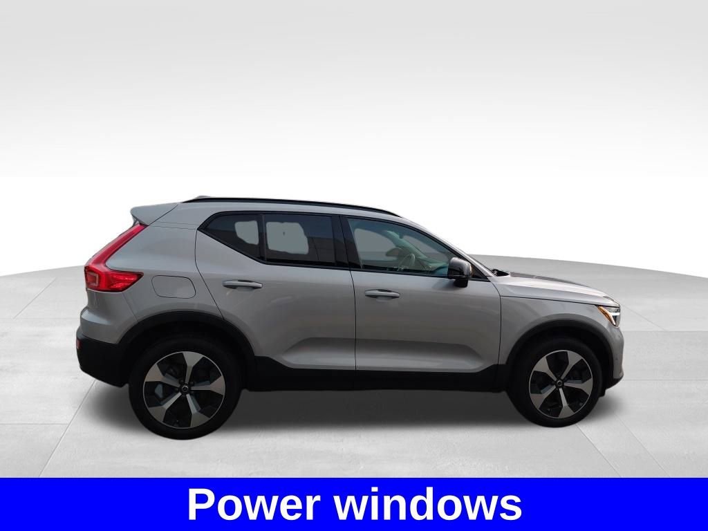 Used 2024 Volvo XC40 B5 Plus image 7