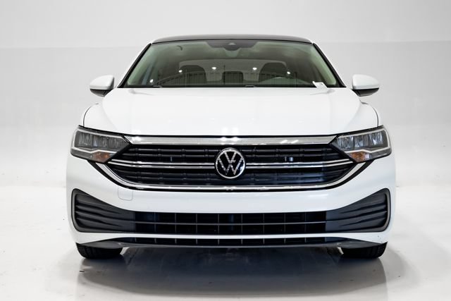 Used 2024 Volkswagen Jetta SE w/ Panoramic Sunroof Package FWD image 4