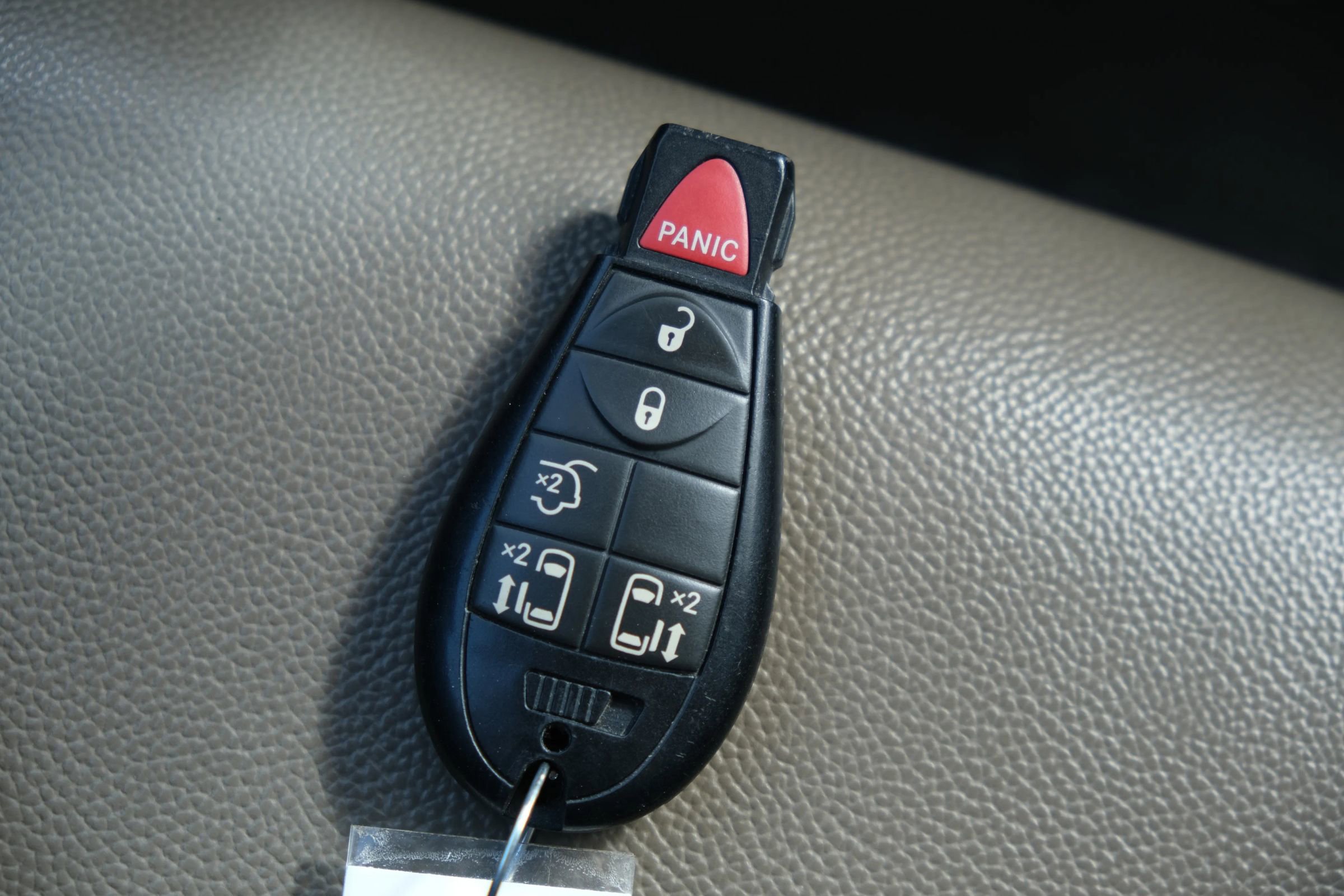 Used 2015 Chrysler Town & Country Touring image 43