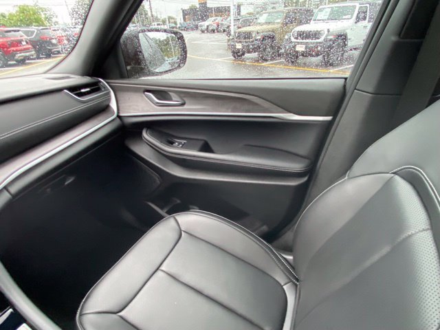 Used 2025 Jeep Grand Cherokee L Limited w/ Luxury Tech Group II AWD/4WD image 28