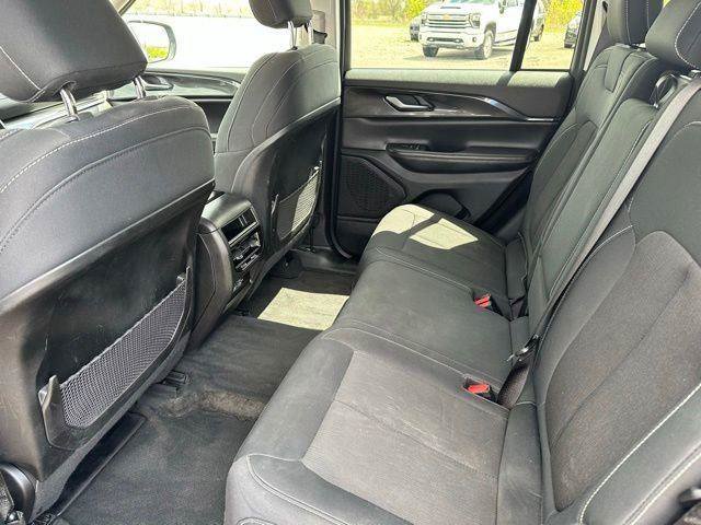 Used 2023 Jeep Grand Cherokee Laredo AWD/4WD image 17