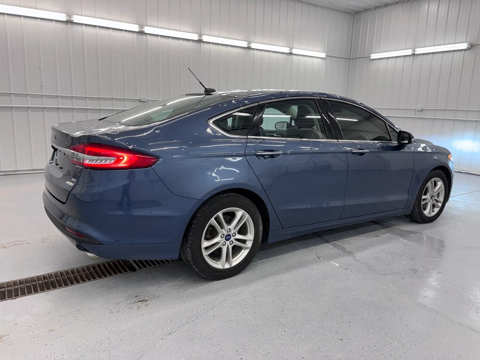 Used 2018 Ford Fusion SE w/ Fusion SE Technology Package FWD image 3