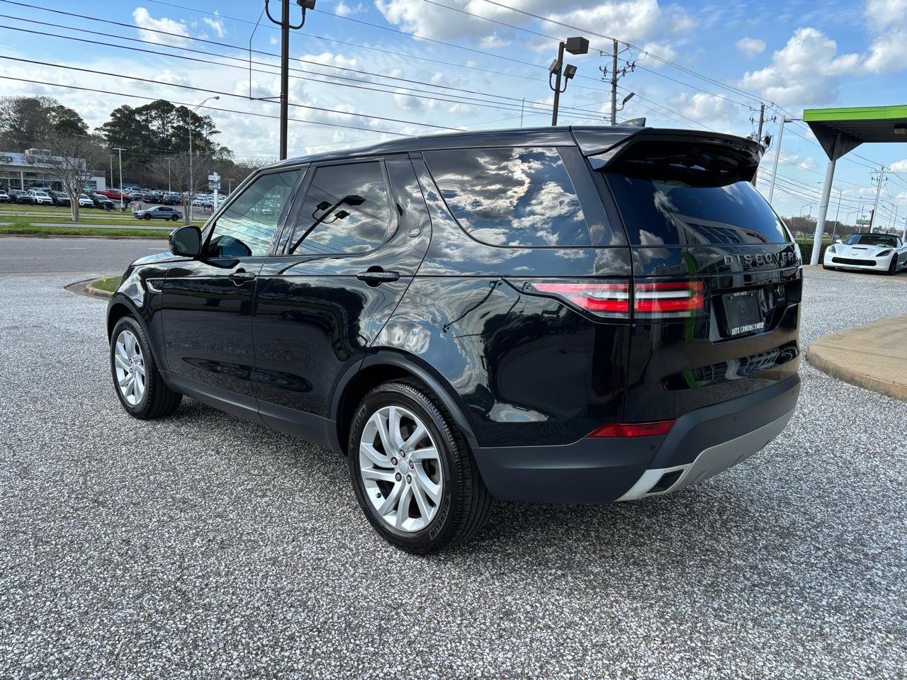 Used 2017 Land Rover Discovery HSE image 4