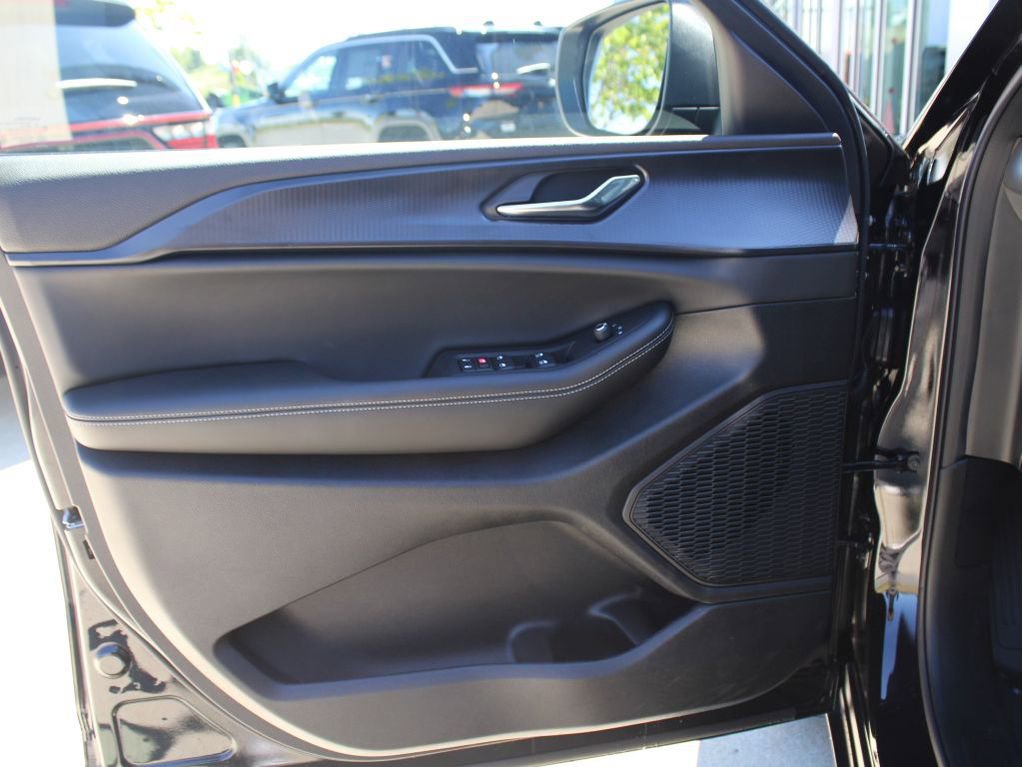 New 2025 Jeep Grand Cherokee L Laredo image 9