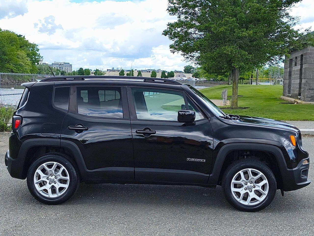 Used 2017 Jeep Renegade Latitude AWD/4WD image 8