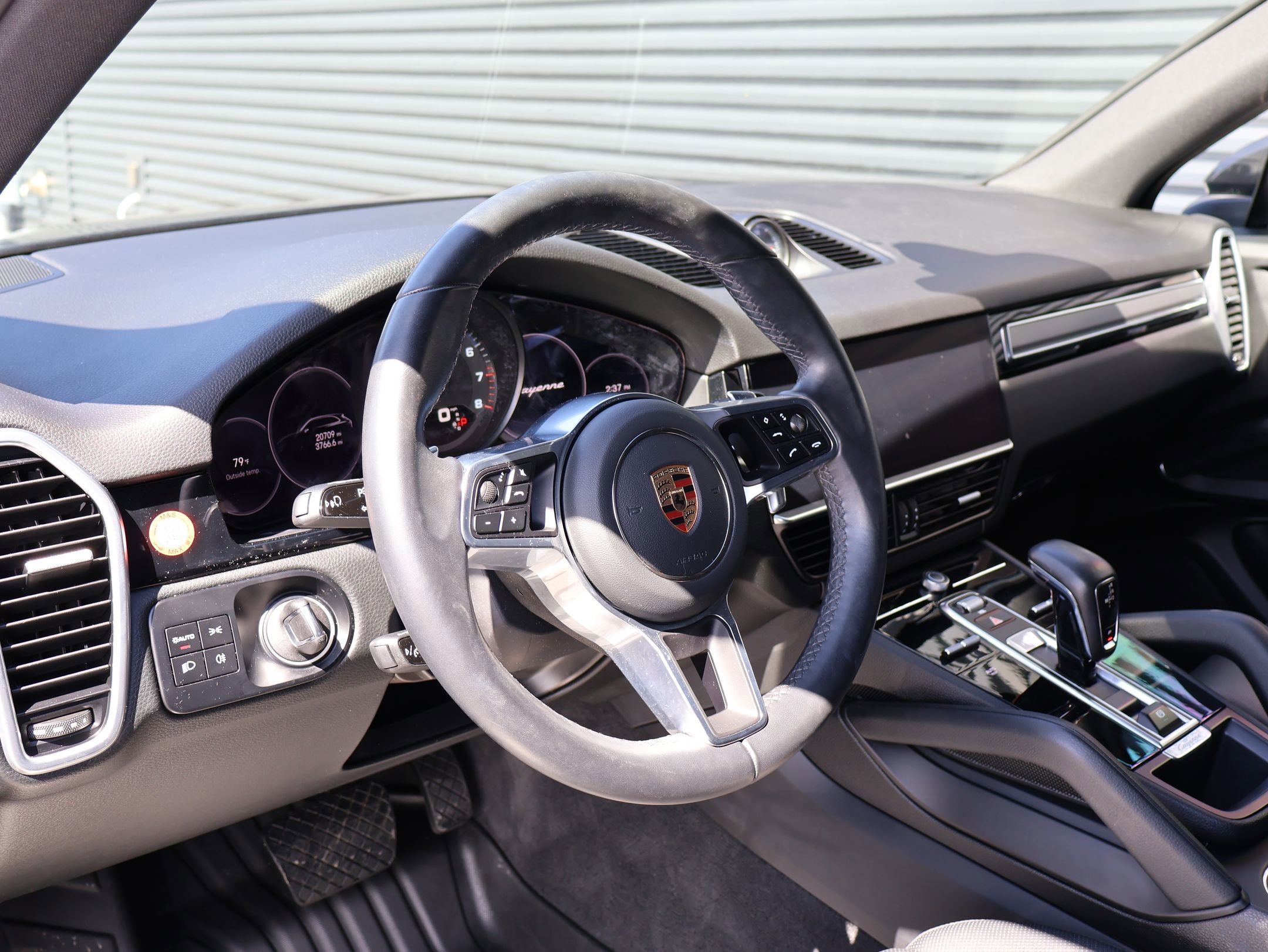 Used 2023 Porsche Cayenne Platinum Edition image 4