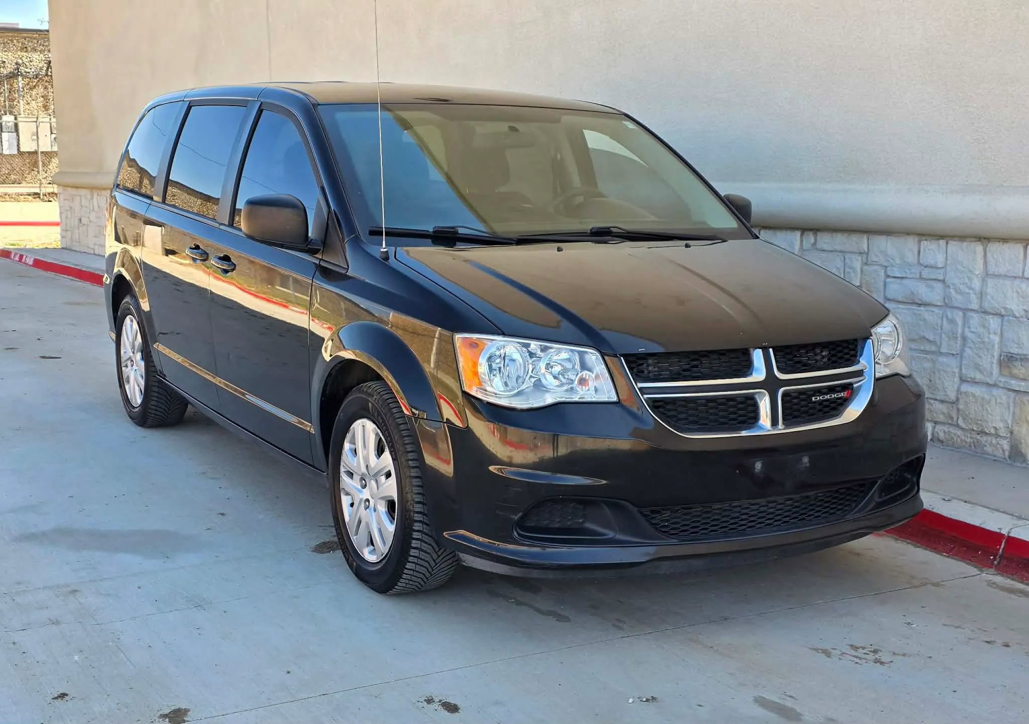 Used 2018 Dodge Grand Caravan SE image 1